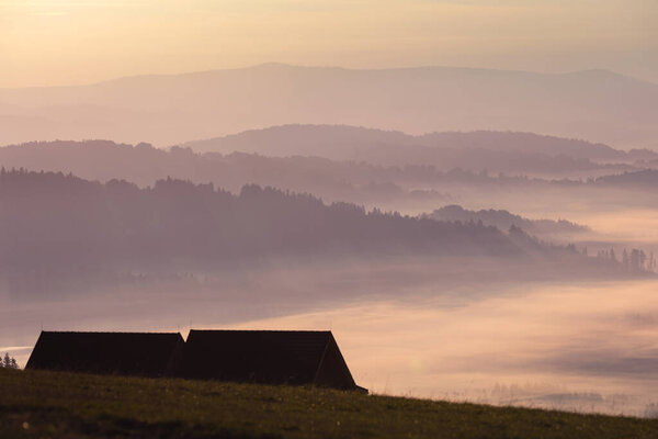 Осенний вид на горы и мирный пейзаж с туманом и солнечным светом на рассвете, Бескид, Польша, фон или фото обои