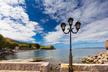 Yunan adası Lezbiyen, Skala Sykamineas 'ta resim gibi deniz manzarası ve tatil atmosferi