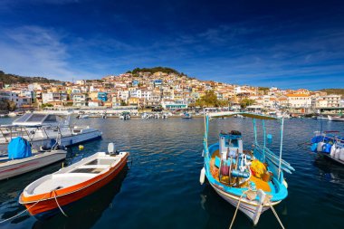 Yunanistan 'ın Lezbiyen adasında deniz manzarası ve tatil atmosferi