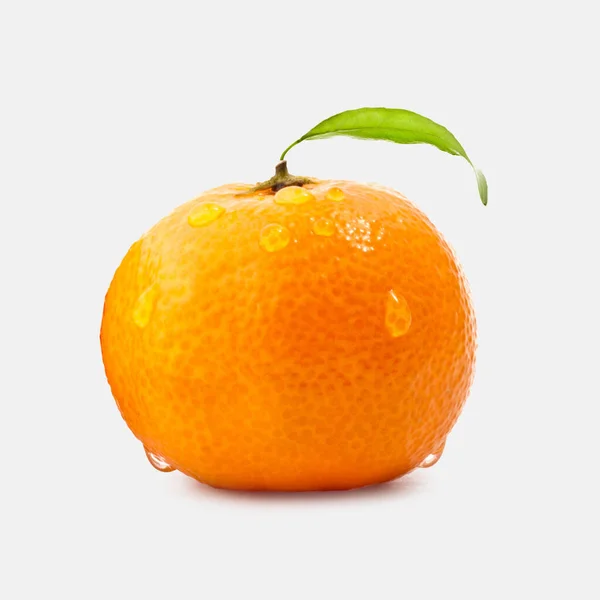 Frische Orangefarbene Früchte Mit Wassertropfen Auf Weißem Hintergrund — Stockfoto