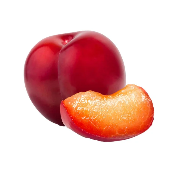 Saftige Rote Pflaumenfrüchte Mit Halbiertem Schnitt Isoliert Auf Weißem Hintergrund — Stockfoto
