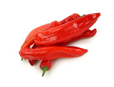 Kırmızı biber beyaz arkaplanda izole edilmiş. 
