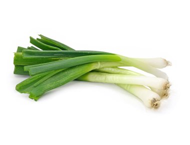 beyaz zemin üzerine taze pırasa