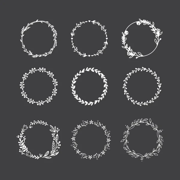 Botanik dairesi çerçevesi. El çizimi yuvarlak sınır, yapraklar ve çiçekler, düğün davetiyesi ve kartlar, logo tasarımı ve poster şablonu. Zarif minimal stil çiçek vektörü izole