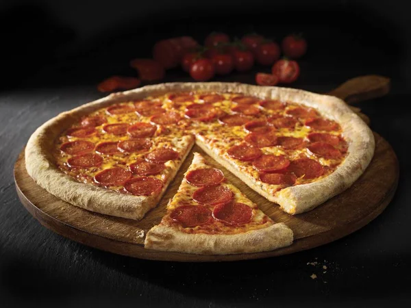 Pizza Pepperoni Mozzarella Oregano Een Zwarte Achtergrond — Stockfoto