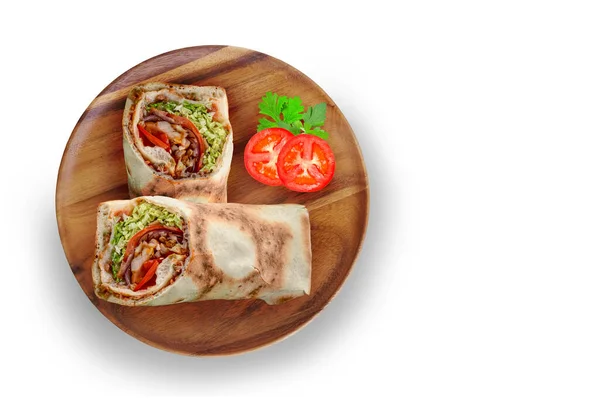 Burritos Csomagolások Marhahússal Zöldségekkel Fából Készült Tálcán Fehér Elszigetelt Háttérrel — Stock Fotó
