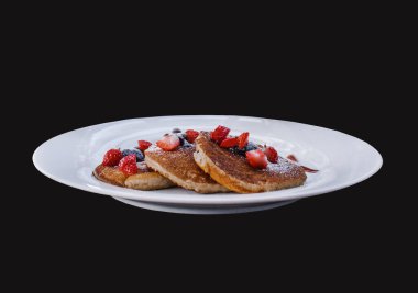 Siyah arkaplanda yalıtılmış böğürtlenli krepler.