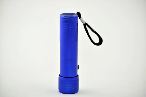 Blaue Wasserflasche Mit Taschenlampe Auf Weißem Hintergrund — Stockfoto