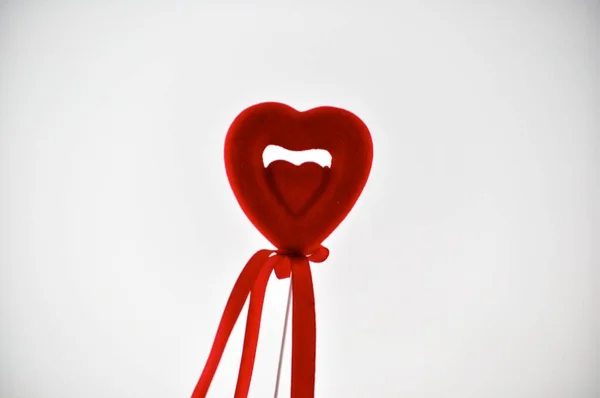 Rødt Hjerteformet Bånd Hvit Bakgrunn – stockfoto