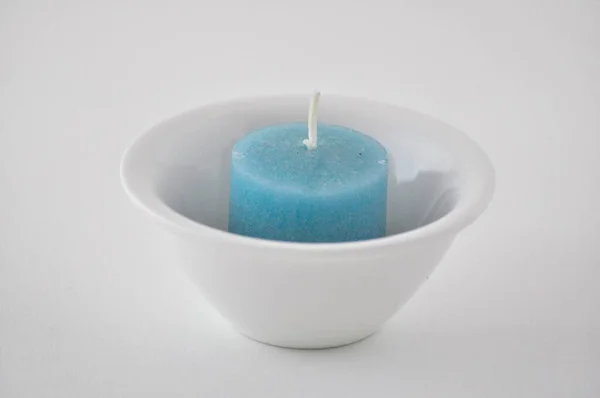 蓝底玻璃碗里的白色蜡烛 — 图库照片
