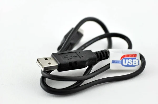 Cable Usb Con Una Unidad Flash Sobre Fondo Blanco — Foto de Stock