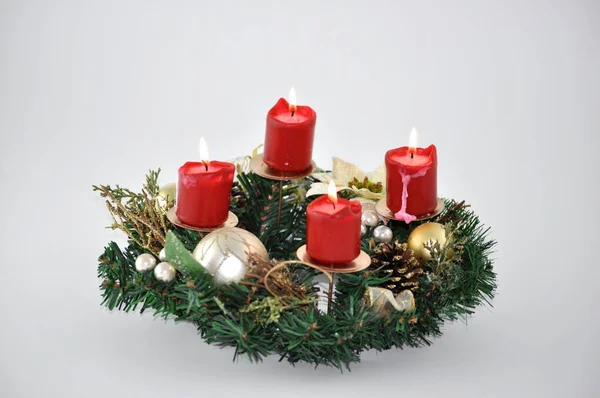 Kerstversiering Met Kaarsen Sparren Takken Witte Achtergrond — Stockfoto