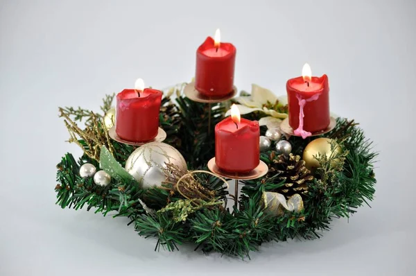 Karácsonyi Dekoráció Gyertyákkal Fenyő Ágak Fehér Háttér — Stock Fotó