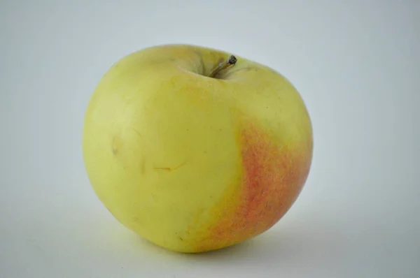 Frischer Grüner Apfel Auf Weißem Hintergrund — Stockfoto