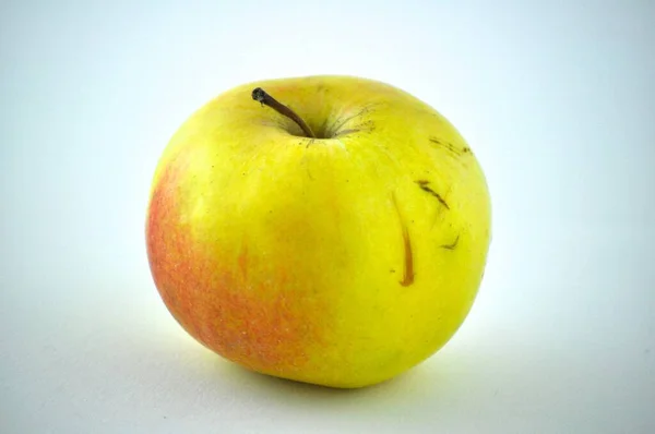 Zelená Jablka Bílém Pozadí Oříznutou Cestou — Stock fotografie