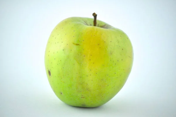 Zblízka Zelené Jablko Řadě Bílém Pozadí — Stock fotografie