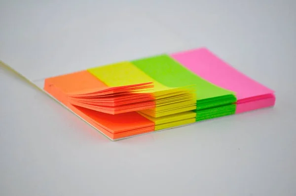 Beyaz Arkaplanda Renkli Kağıt Kağıtlar — Stok fotoğraf