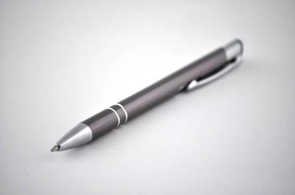 Κλείσιμο Ενός Στυλό Λευκό Φόντο — Φωτογραφία Αρχείου