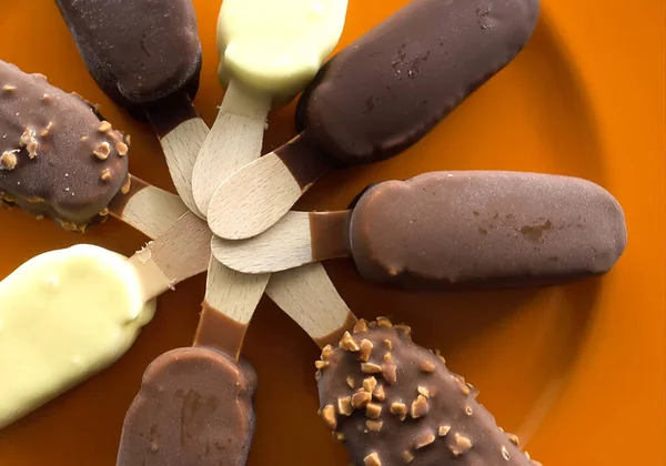 Gelato Cioccolato Con Caramello Noci Fondo Bianco — Foto Stock