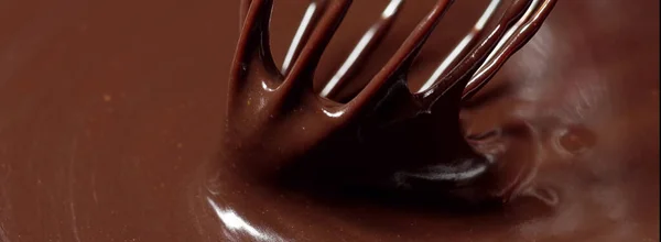 Barra Chocolate Con Caramelo Derretido Sobre Fondo Negro — Foto de Stock