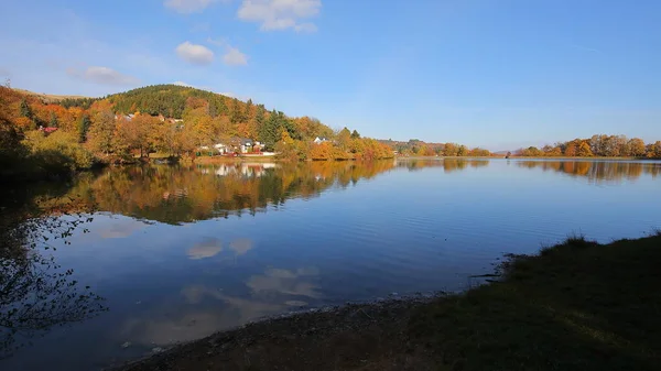 Schöne Herbstlandschaft Des Sees Mit Bunten Bäumen Und Grünen Blättern — Stockfoto