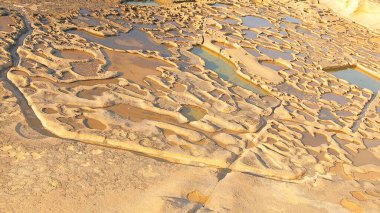 Taşın dokusu, kum, yol, güneş duvarların gölgesi, doğada Salinas.