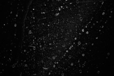 Siyah üzerine su damlalarının soyut arkaplanı