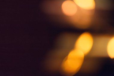 Şehrin gece ışıkları bulanık.