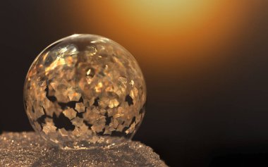 Karanlık bir arka planda donmuş sabun köpüğü