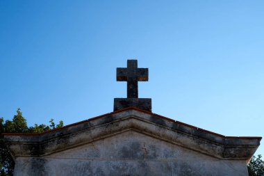 Coln Mezarlığı Küba Ulusal Anıtı ilan edilmiştir. Ülke, 57 hektarlık arazisiyle ülkedeki en önemli mezarlık konumunda bulunuyor..                 