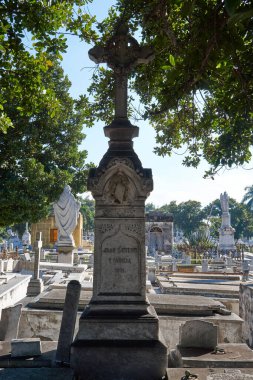      Coln Mezarlığı Küba Ulusal Anıtı ilan edilmiştir. Ülke, 57 hektarlık arazisiyle ülkedeki en önemli mezarlık konumunda bulunuyor..            