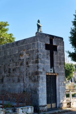   Coln Mezarlığı Küba Ulusal Anıtı ilan edilmiştir. Ülke, 57 hektarlık arazisiyle ülkedeki en önemli mezarlık konumunda bulunuyor..                                             