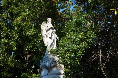   Coln Mezarlığı Küba Ulusal Anıtı ilan edilmiştir. Ülke, 57 hektarlık arazisiyle ülkedeki en önemli mezarlık konumunda bulunuyor..                                             