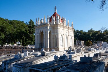   Coln Mezarlığı Küba Ulusal Anıtı ilan edilmiştir. Ülke, 57 hektarlık arazisiyle ülkedeki en önemli mezarlık konumunda bulunuyor..                                             