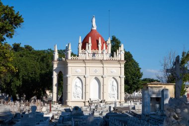   Coln Mezarlığı Küba Ulusal Anıtı ilan edilmiştir. Ülke, 57 hektarlık arazisiyle ülkedeki en önemli mezarlık konumunda bulunuyor..                                  