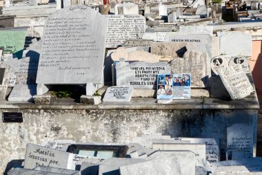   Coln Mezarlığı Küba Ulusal Anıtı ilan edilmiştir. Ülke, 57 hektarlık arazisiyle ülkedeki en önemli mezarlık konumunda bulunuyor..                                  