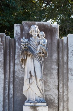   Coln Mezarlığı Küba Ulusal Anıtı ilan edilmiştir. Ülke, 57 hektarlık arazisiyle ülkedeki en önemli mezarlık konumunda bulunuyor..                                  