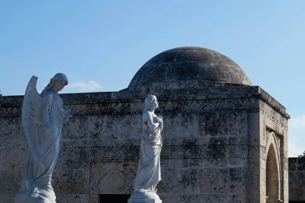      Coln Mezarlığı Küba Ulusal Anıtı ilan edilmiştir. Ülke, 57 hektarlık arazisiyle ülkedeki en önemli mezarlık konumunda bulunuyor..            