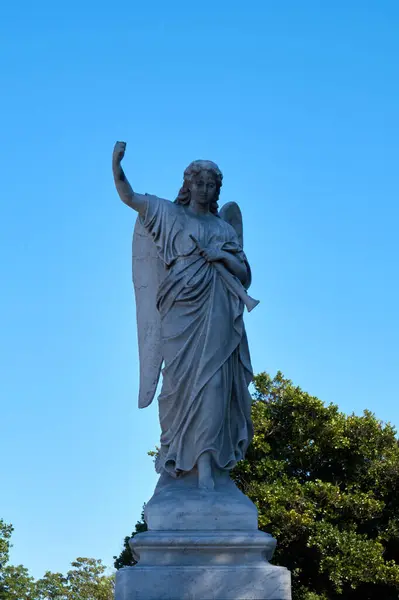      Coln Mezarlığı Küba Ulusal Anıtı ilan edilmiştir. Ülke, 57 hektarlık arazisiyle ülkedeki en önemli mezarlık konumunda bulunuyor..            