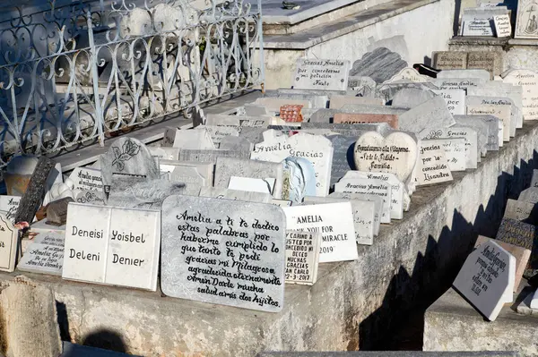   Coln Mezarlığı Küba Ulusal Anıtı ilan edilmiştir. Ülke, 57 hektarlık arazisiyle ülkedeki en önemli mezarlık konumunda bulunuyor..                                  