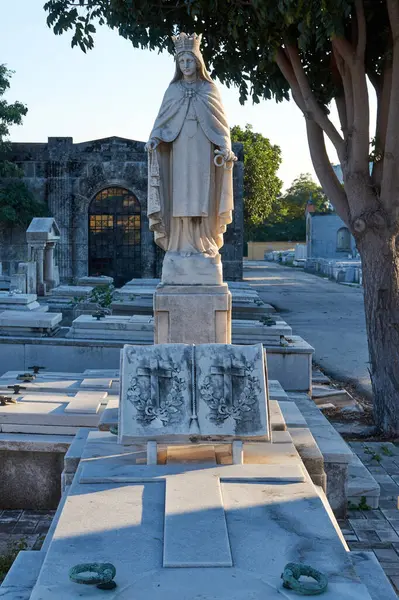 Kolon Cenaze Anıtı. Küba Ulusal Anıtı. Dünyanın en büyük mezarlıklarından biri.                               