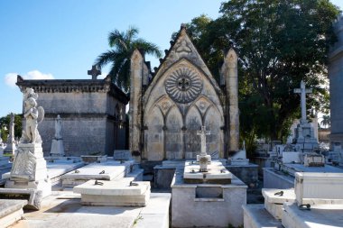 Kolon Cenaze Anıtı. Küba Ulusal Anıtı. Dünyanın en büyük mezarlıklarından biri.                               