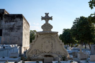 Kolon Cenaze Anıtı. Küba Ulusal Anıtı. Dünyanın en büyük mezarlıklarından biri.                               