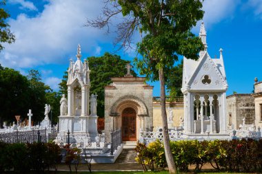Kolon Cenaze Anıtı. Küba Ulusal Anıtı. Dünyanın en büyük mezarlıklarından biri.                         