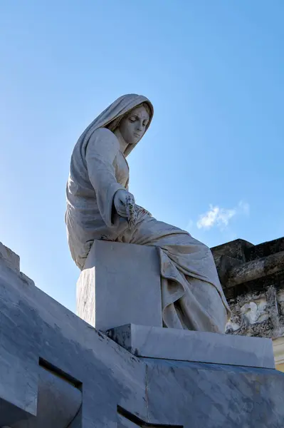 Kolon Cenaze Anıtı. Küba Ulusal Anıtı. Dünyanın en büyük mezarlıklarından biri.                               