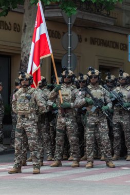 Bağımsızlık Günü onuruna düzenlenen geçit töreninin provası sırasında Gürcistan Savunma Kuvvetleri 'nin özel kuvvetleri. 05 / 25 / 2023 Tiflis, Gürcistan