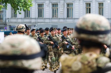 Gürcü askerler Bağımsızlık Günü onuruna geçit töreni için hazırlanıyorlar. Tiflis, Georgia. 25.0.2023
