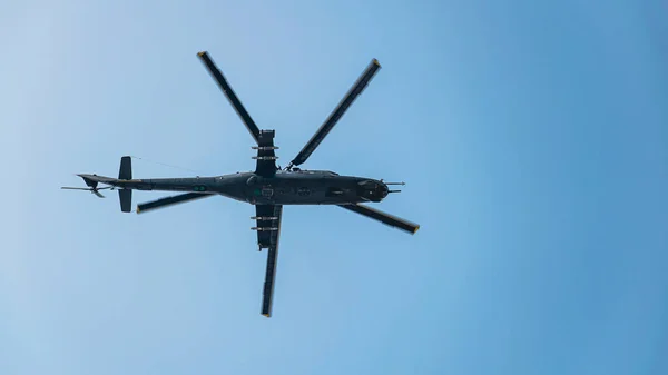 Γεωργιανό Ελικόπτερο Πετάει Πάνω Από Την Πλατεία Ελευθερίας Στην Πρόβα — Φωτογραφία Αρχείου