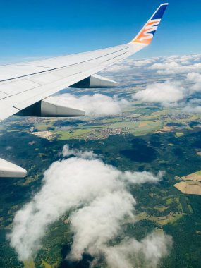 Uçağın penceresinden uçak kanadı görüntüsü