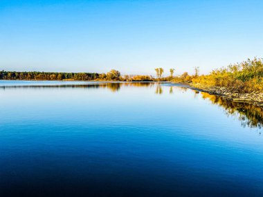 Göl ve mavi gökyüzü ile güzel bir manzara.